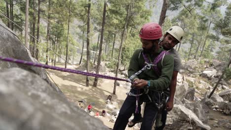 Montañismo---Rappel-En-Pareja-Por-Montañeros-Del-Himalaya-De-Un-Instituto-De-Formación-De-Montañismo-En-El-Alto-Himalaya-Uttarakhand,-India