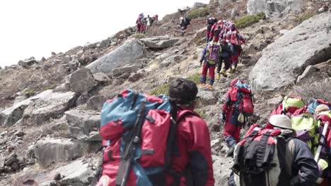 Aprendices-De-Nim-En-Su-Camino-Hacia-El-Sendero,-Pasando-Por-Las-Colinas-Del-Himalaya