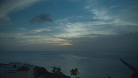 Zeitraffer-Eines-Erstaunlichen-Sonnenuntergangs-Auf-Der-Karibischen-Insel-Grenada-Mit-Blick-Auf-Den-Jetti