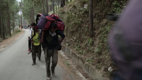 Aprendices-De-Nim-En-Su-Camino-Al-Sendero,-Pasando-Por-Selvas