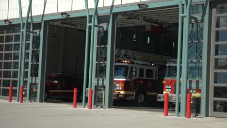 El-Motor-De-Bomberos-Está-Inactivo-Dentro-De-La-Estación-De-Bomberos-Con-Luces-De-Emergencia-Intermitentes-Listas-Para-Conducir-A-Un-Incendio