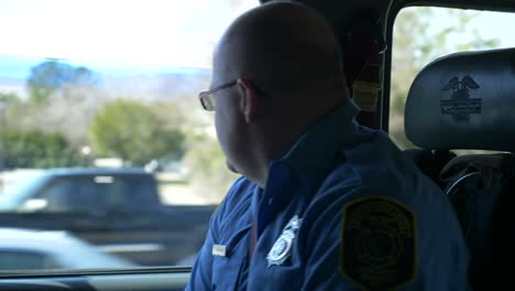 Bombero-Que-Viaja-Dentro-De-Un-Camión-De-Bomberos-En-La-Vía-Pública-Visto-Desde-El-Interior-De-La-Cabina