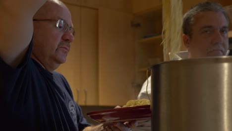 Feuerwehrleute-Servieren-Spaghetti-Und-Fleischbällchen-Bei-Einem-Feuerwehressen