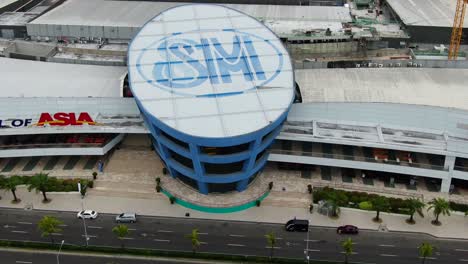 Acercándose-Al-Centro-Comercial-Sm-De-La-Rotonda-Principal-Del-Lado-De-La-Playa-De-Asia