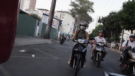 Holländischer-Blickwinkel-Einer-Frau,-Die-Mit-Dem-Motorrad-Durch-Belebte-Straßen-In-Südostasien,-Vietnam-Fährt