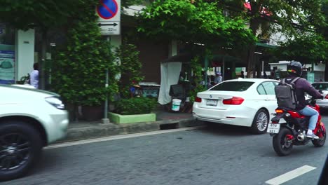 Mopeds-driving-in-the-streets-of-Thailand-during-the-daytime-