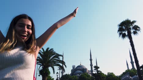 Hermosas-Chicas-Jóvenes-Ondean-La-Bandera-Turca-Con-Vistas-Al-Sultán-Ahmed-O-La-Mezquita-Azul-En-İstanbul,-Turquía,-Concepto-De-Viaje