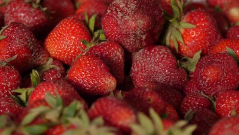 Frisch-Geerntete-Erdbeeren-Fallen-Auf-Einen-Erdbeerhaufen---180-Fps-Zeitlupe