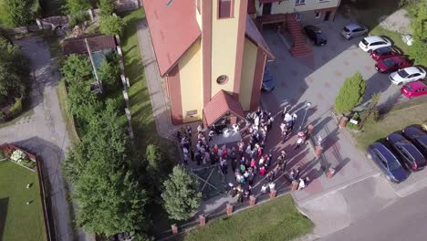 Toma-Aérea-De-Una-Ceremonia-De-Boda-En-Una-Pequeña-Iglesia-En-Un-Campo