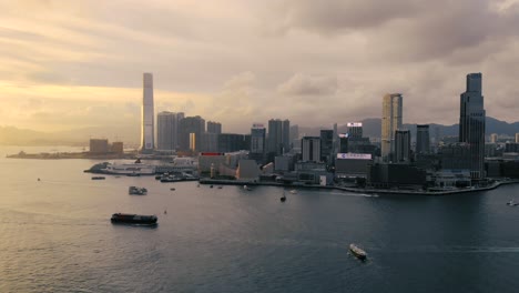 Hermosa-Toma-Aérea-Al-Atardecer-Del-Horizonte-De-Tsim-Sha-Tsui-De-Hong-Kong