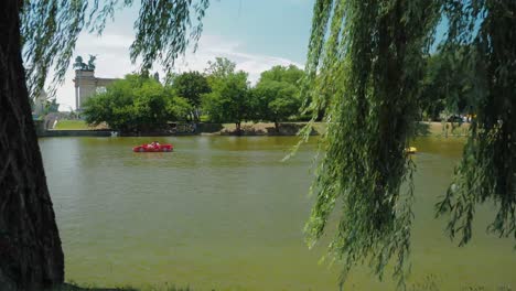 Parque-De-La-Ciudad-Del-Lago-Városligeti,-Gente-En-Botes-De-Remo-Pasando