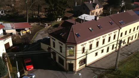 Dorfgebäude,-Das-Mit-Drohne-Wegfliegt