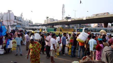 Busy-crowd-in-the-morning-at-KR-Market-also-known-as-City-Market,-It-is-the-largest-wholesale-market-dealing-with-commodities-in-Bangalore,-India