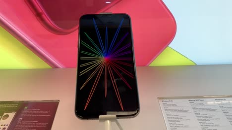 El-Iphone-X-En-Exhibición-En-La-Sección-De-Electrónica-De-Una-Tienda-Minorista-De-Destino