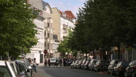 Paisaje-Urbano-De-La-Calle-En-El-Hermoso-Distrito-De-Berlín-Friedrichshain,-Alemania