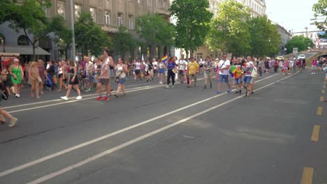 Gente-Colorida-Marchando-En-El-Orgullo-De-Budapest,-Policía-En-Segway