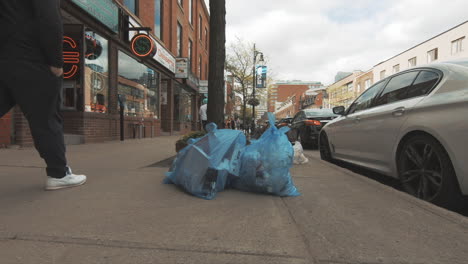 Editorial,-Vista-De-Bolsas-De-Basura-De-Reciclaje-De-Plástico-En-La-Calle,-En-El-Suelo,-En-La-Acera