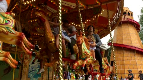 Karussell-Und-Helter-Skelter-Auf-Dem-Jahrmarkt