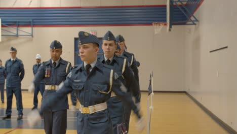 Los-Cadetes-Aéreos-Canadienses-Caen-Y-Marchan-Hacia-La-Formación-Principal-Del-Escuadrón.