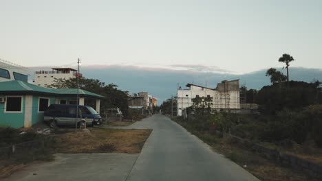 Wegfahren-Blick-Auf-Eine-Ländliche-Straße-Auf-Den-Philippinen