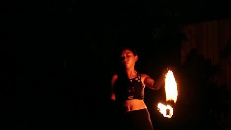 Jovencita-Realizando-Un-Espectáculo-De-Fuego-O-Una-Actuación-De-Thumbuakar-En-Un-Safari-Nocturno,-Singapur