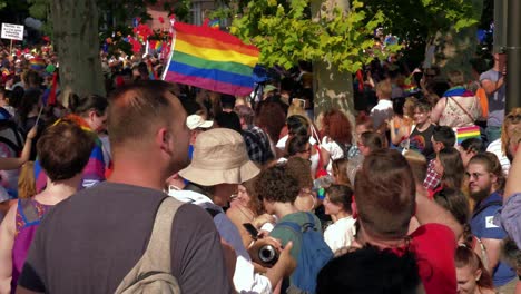 Gente-Colorida-Preparándose-Para-Marchar-En-El-Orgullo-De-Budapest,-Esperando-Para-Comenzar-La-Marcha