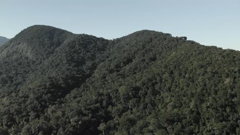 Vuelo-De-Drones-Sobre-La-Imagen-4k-De-La-Montaña-Del-Bosque-Denso