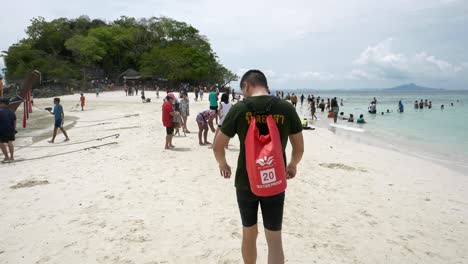 Los-Viajeros-Viajan-A-La-Isla-En-Barco-Para-Ver-La-Belleza-Y-Tomar-El-Sol-Frente-A-La-Playa,-Con-Una-Playa-Larga,-Apta-Para-Nadar-En-Krabi-En-Tailandia