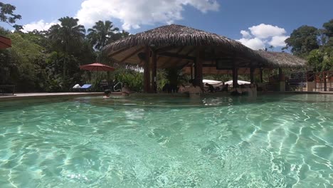 Tiro-De-Empuje-En-La-Piscina,-En-El-Balneario-Termal-De-Tabacon-Y-Bar-En-La-Piscina-Del-Spa,-Costa-Rica