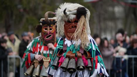 Traje-De-Kuker-Búlgaro-Con-Una-Máscara-Con-Cuernos-Y-Campanas-Pesadas-En-El-Pecho