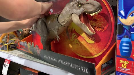 Nahaufnahme-Einer-Kleinen-Hand,-Die-Mit-Einer-Neu-Erschienenen-T-Rex-Actionfigur-Aus-Dem-Film-&quot;Jurassic-World-Fall-Kingdom&quot;-Spielt