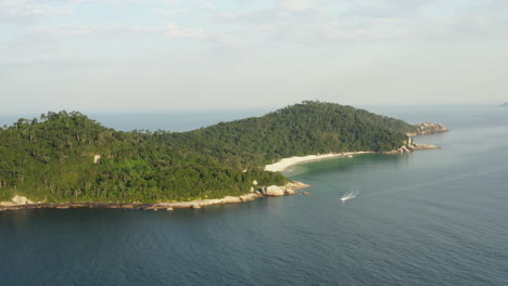 Famosa-Isla-De-Vacaciones-Paradisíaca-Brasileña,-Isla-De-Campeche,-Florianópolis,-Santa-Catarina,-Brasil