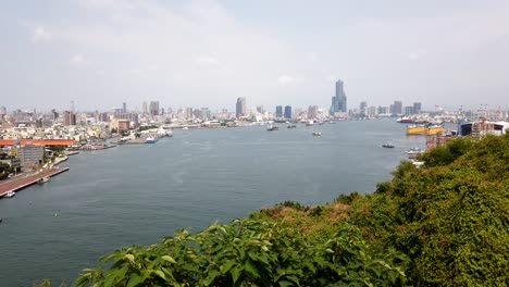 Un-Lapso-De-Tiempo-De-La-Ciudad-De-Kaohsiung-Desde-La-Cima-De-La-Isla-De-Cijin---Barcos-Que-Pasan-Por-El-Canal