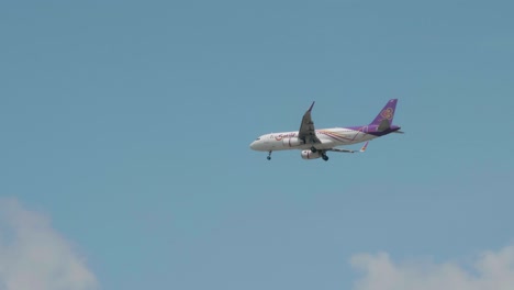 Thai-Smile-Airways-Airbus-A320-232-Hs-txk-Acercándose-Antes-De-Aterrizar-En-El-Aeropuerto-De-Suvarnabhumi-En-Bangkok-En-Tailandia