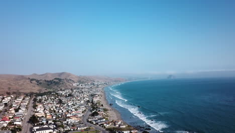 Small-quiet-town-of-Cayucos-on-the-beach