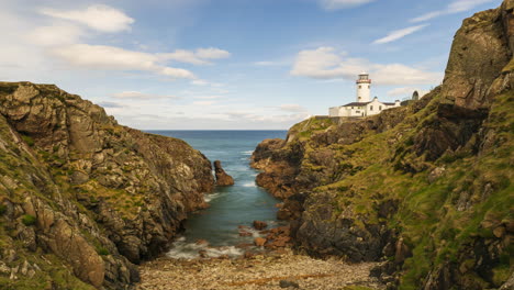 Lapso-De-Tiempo-Del-Faro-Principal-De-Fanad-Como-Atracción-Turística-A-Lo-Largo-Del-Salvaje-Camino-Atlántico-En-El-Condado-De-Donegal-En-Irlanda