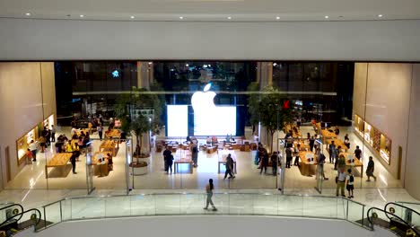 Bangkok,-Tailandia---30-De-Julio-De-2019:-Mucha-Gente-Visita-La-Primera-Tienda-Oficial-De-Apple-En-Tailandia,-Que-Abre-En-El-Centro-Comercial-Iconsiam-Ubicado-Junto-Al-Río-Chao-Phraya-En-Bangkok