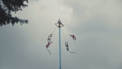 Imágenes-En-Cámara-Lenta-De-Un-Juego-De-Aves-Voladoras-Aztecas-En-La-Ciudad-De-México