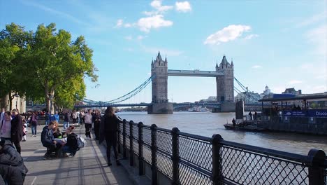 Gente-Caminando-En-El-Puente-De-La-Torre-En-Un-Hermoso-Día---Inglaterra-Reino-Unido