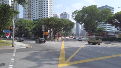 Vista-Panorámica-De-La-Intersección-De-La-Calle-En-Singapur-En-Un-Día-Soleado-De-Verano