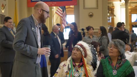 La-Realeza-Nativa-Americana-Hablando-Con-Un-Funcionario-Del-Gobierno-En-El-Homenaje-A-La-Bandera-De-Ute-En-El-Edificio-Del-Capitolio-De-Denver