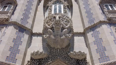 El-Arco-Del-Tritón-Domina-El-Arco-Del-Palacio-Pena-En-Sintra,-Portugal