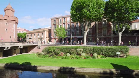 Schwenkschuss-Mit-Gelbwesten-Demonstranten-In-Der-Altstadt-Von-Perpignan,-Die-An-Einem-Heißen-Sonnigen-Tag-In-Richtung-Castilet-Marschieren