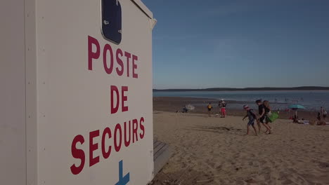 Amplia-Vista-De-La-Playa-Gateau-Desde-La-Estación-De-Salvavidas,-Veraneantes-Saliendo-De-La-Playa,-Isla-De-Oleron