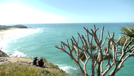 Turistas-Sentados-En-El-Mirador-De-North-Stradbroke-Island,-Queensland,-Australia