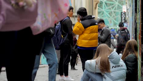 Touristen,-Die-Graffiti-kunstwerke-In-Der-Strumpfhose-Melbourne-Cbd-Besuchen