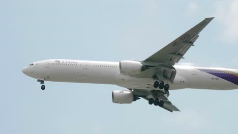 Thai-Airways-Boeing-777-3d7-Hs-tkd-Nähert-Sich-Vor-Der-Landung-Auf-Dem-Flughafen-Suvarnabhumi-In-Bangkok-In-Thailand