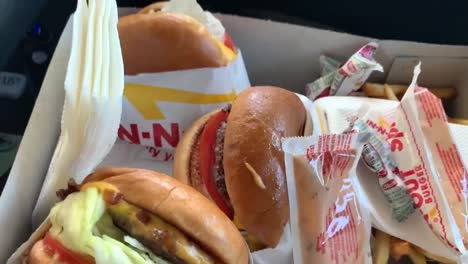 Hombre-Recogiendo-Comida-De-Su-Automóvil-En-Un-Restaurante-De-Comida-Rápida-De-Hamburguesas-In-n-out