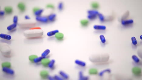 Makro-Von-Pillensorten-Fiel-Auf-Weißen-Hintergrund