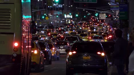 Geschäftiger-Sommernachtverkehr-In-Der-New-York-City-Street